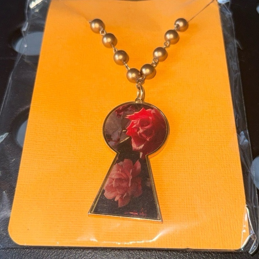 Tom Binns Disney Couture Alice Wonderland Keyhole Necklace Gold Red Rose Rare